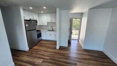 988 El Camino Dr in Costa Mesa, CA - Building Photo - Building Photo