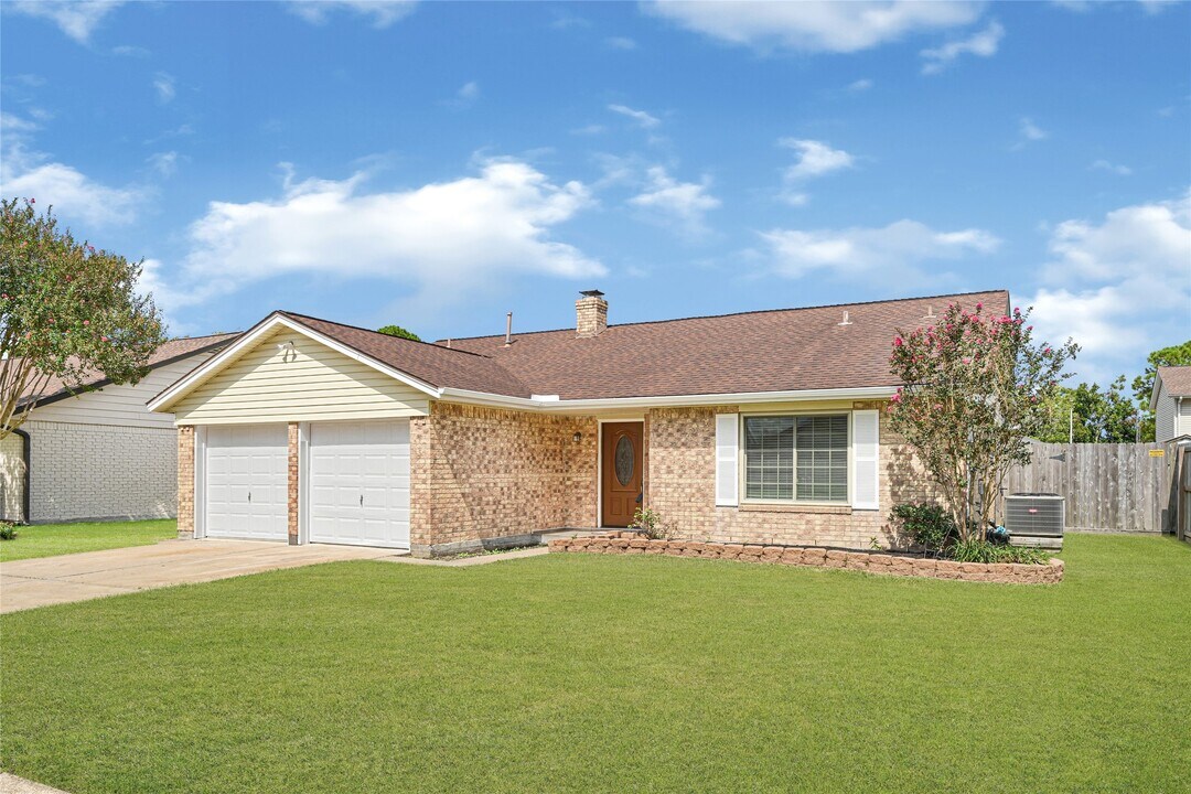 501 S Travis in Deer Park, TX - Building Photo