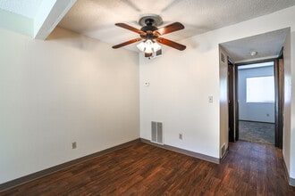 Villa West Apartments in Wichita, KS - Foto de edificio - Interior Photo