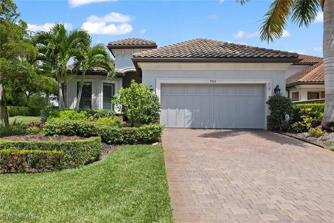 9515 Campanile Cir in Naples, FL - Building Photo