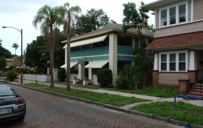 824 6th St N in St. Petersburg, FL - Foto de edificio - Building Photo