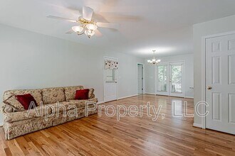 300 Indian Trail in Taylors, SC - Building Photo - Building Photo