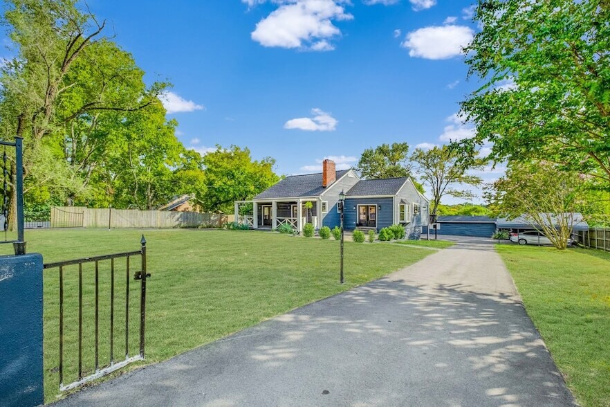 562 Neelys Bend Rd in Nashville, TN - Building Photo