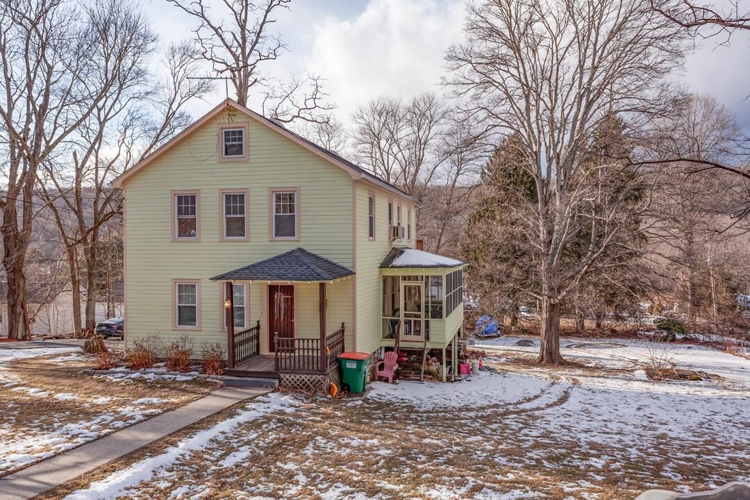 245 Peekskill Hollow Rd in Putnam Valley, NY - Foto de edificio