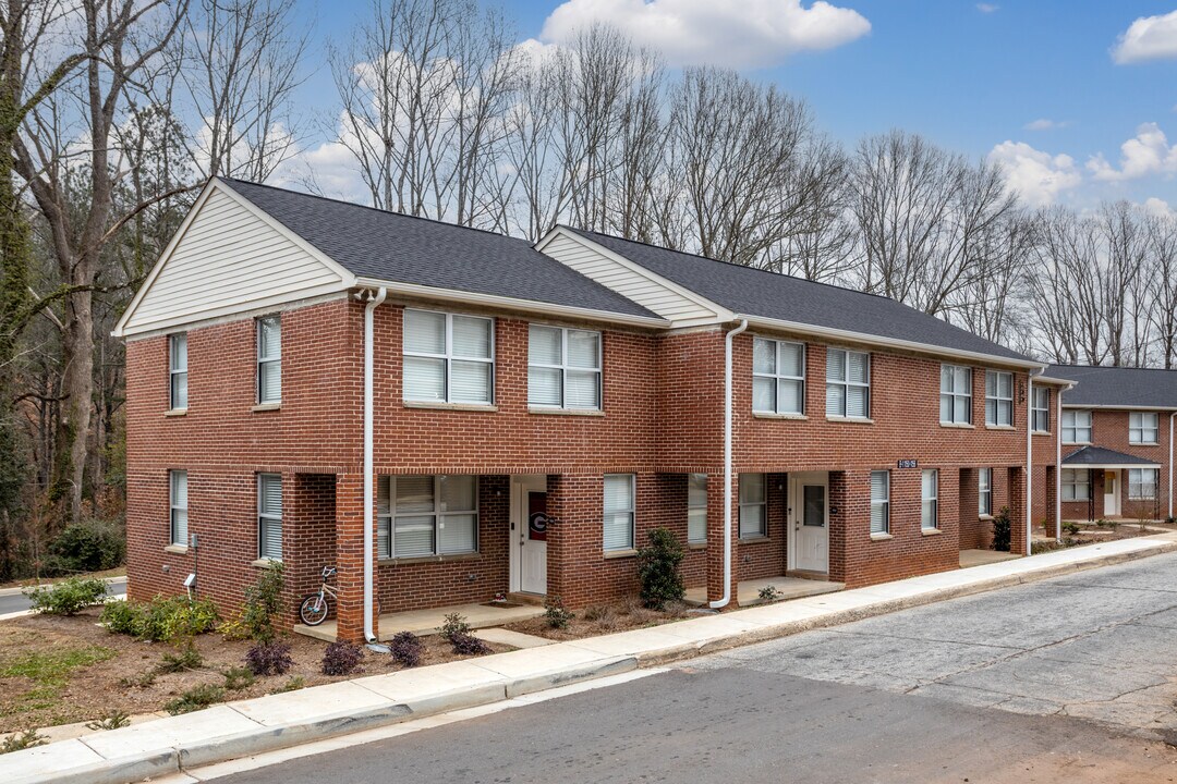 1100 Washington Circle in East Point, GA - Building Photo