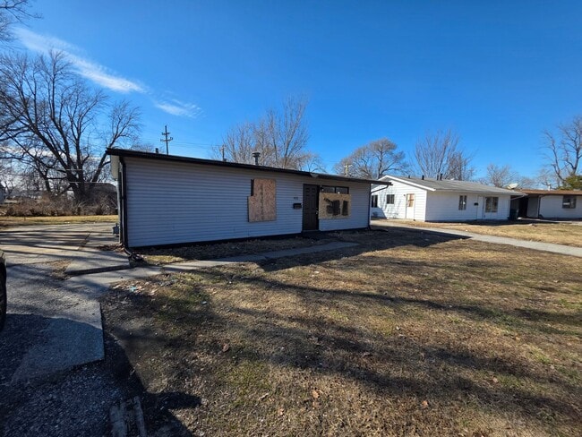 400 St Thomas Ln in Sauget, IL - Building Photo - Building Photo