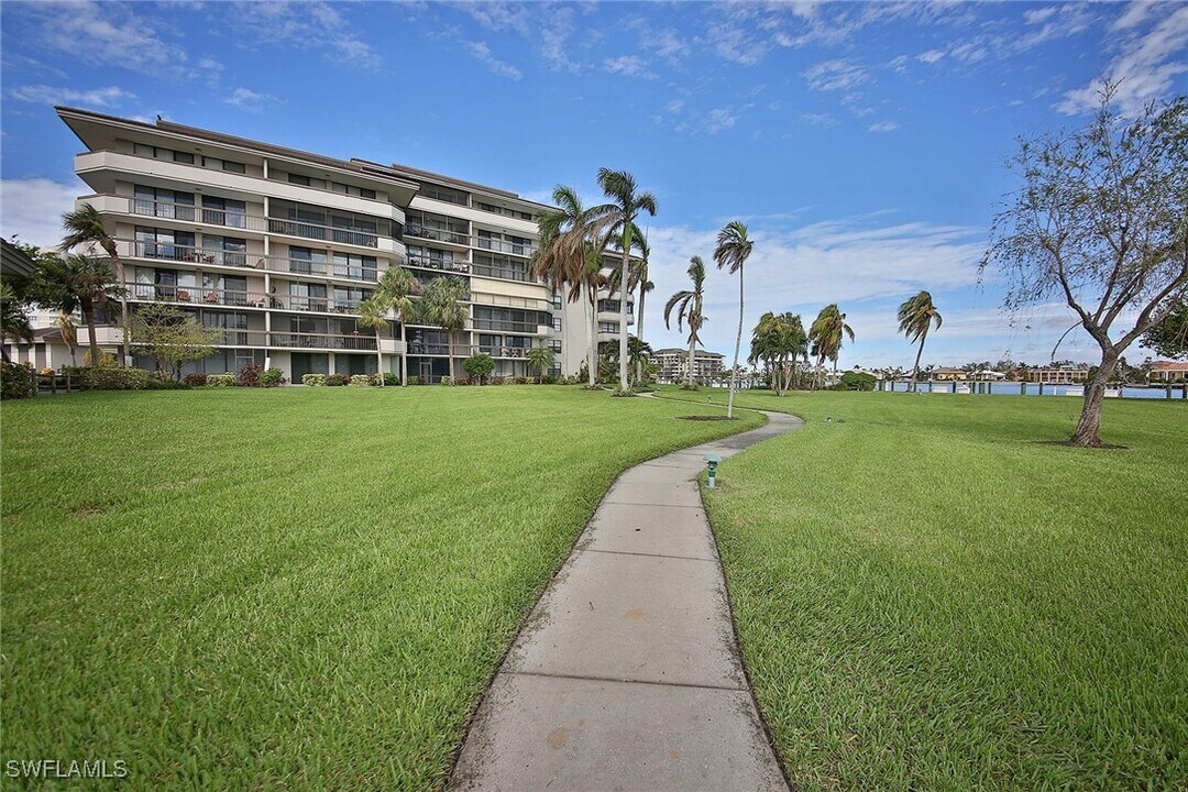 651 Seaview Ct in Marco Island, FL - Building Photo