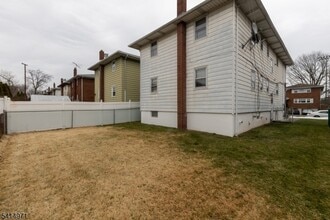 318 Kennedy Dr in Linden, NJ - Building Photo - Building Photo