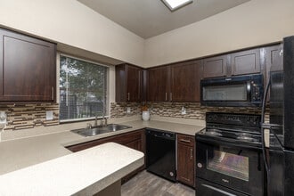 Country Club Apartments in Mesquite, TX - Foto de edificio - Interior Photo