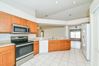 12817 Kings Lake Dr in Gibsonton, FL - Building Photo - Building Photo