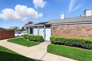 640 Bellaire Dr in Hurst, TX - Building Photo