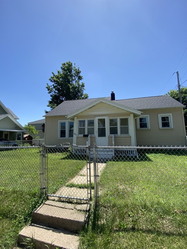 1055 4th Ave in Marion, IA - Building Photo - Building Photo