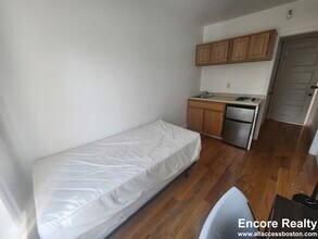 1061 Beacon St, Unit 15 in Brookline, MA - Building Photo - Building Photo