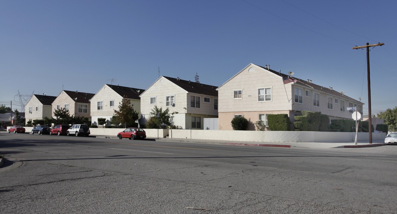 10651-10673 Oxnard St in North Hollywood, CA - Foto de edificio
