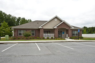 Skyline Trace Apartments in Monroe, GA - Foto de edificio - Building Photo