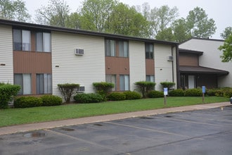 400 S Western Ave in Waupaca, WI - Foto de edificio - Building Photo