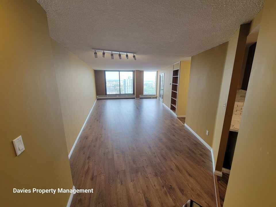 10045-10117 117 St NW in Edmonton, AB - Building Photo