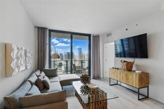 45 SW 9th St, Unit 3309 in Miami, FL - Building Photo - Building Photo