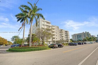 1075 92nd St in Bay Harbor Islands, FL - Foto de edificio - Building Photo
