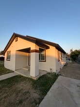706 T St in Bakersfield, CA - Foto de edificio - Building Photo