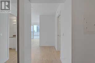 501 Yonge St in Toronto, ON - Building Photo