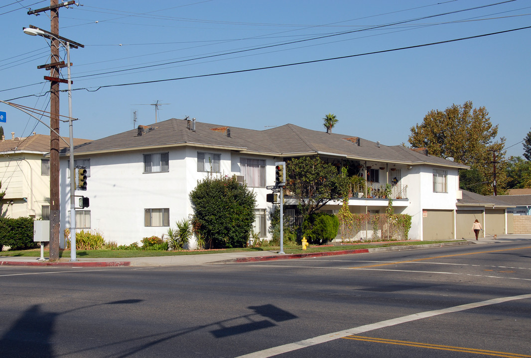 6805-6815 Bellaire Ave in North Hollywood, CA - Foto de edificio