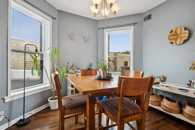 1045 W Dakin St in Chicago, IL - Building Photo - Building Photo