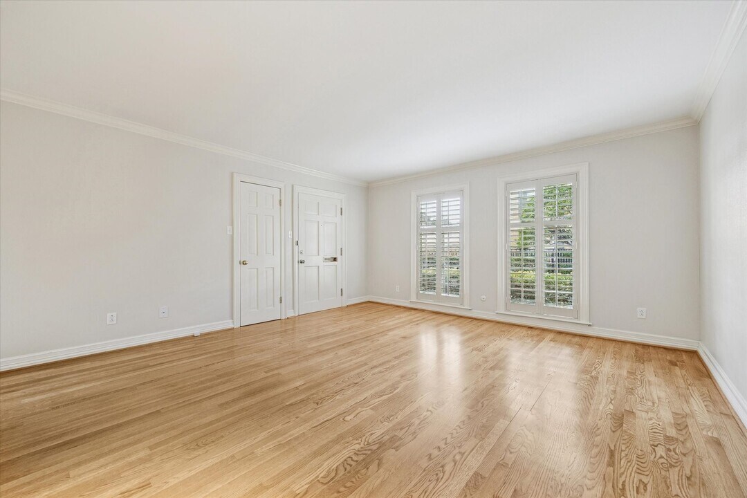 449 N Post Oak Ln in Houston, TX - Building Photo