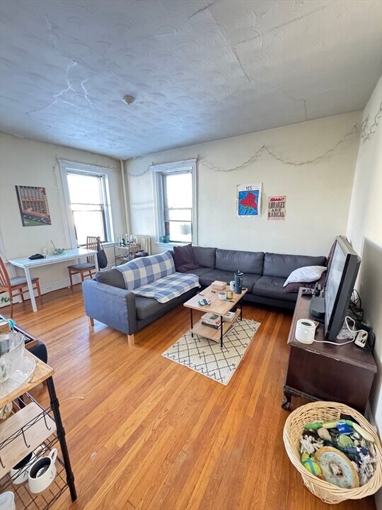 2021 Commonwealth Ave, Unit #1 in Boston, MA - Foto de edificio
