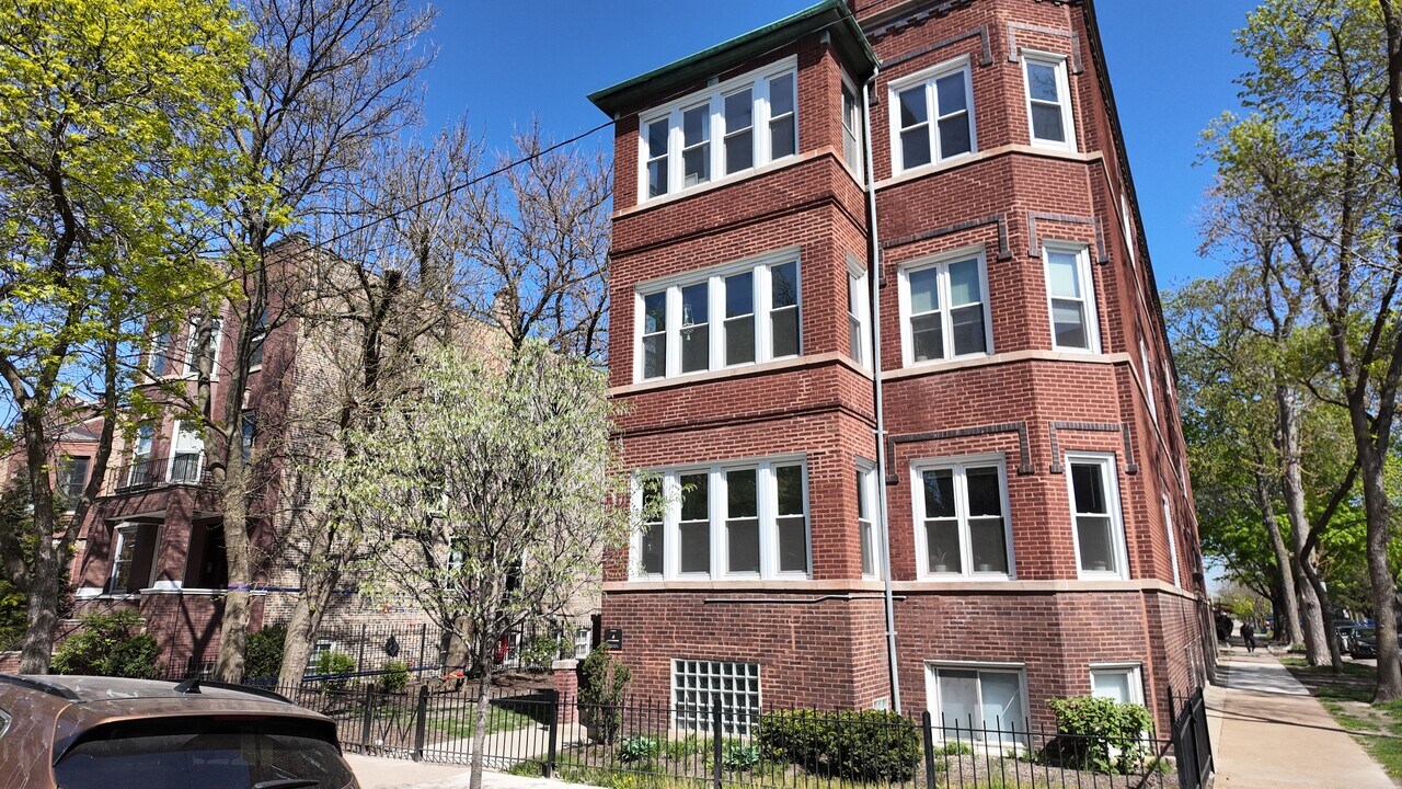 2201 W Cortez St in Chicago, IL - Building Photo