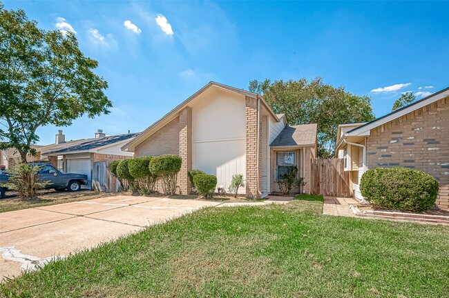 7111 Village Lake Dr in Cypress, TX - Building Photo - Building Photo