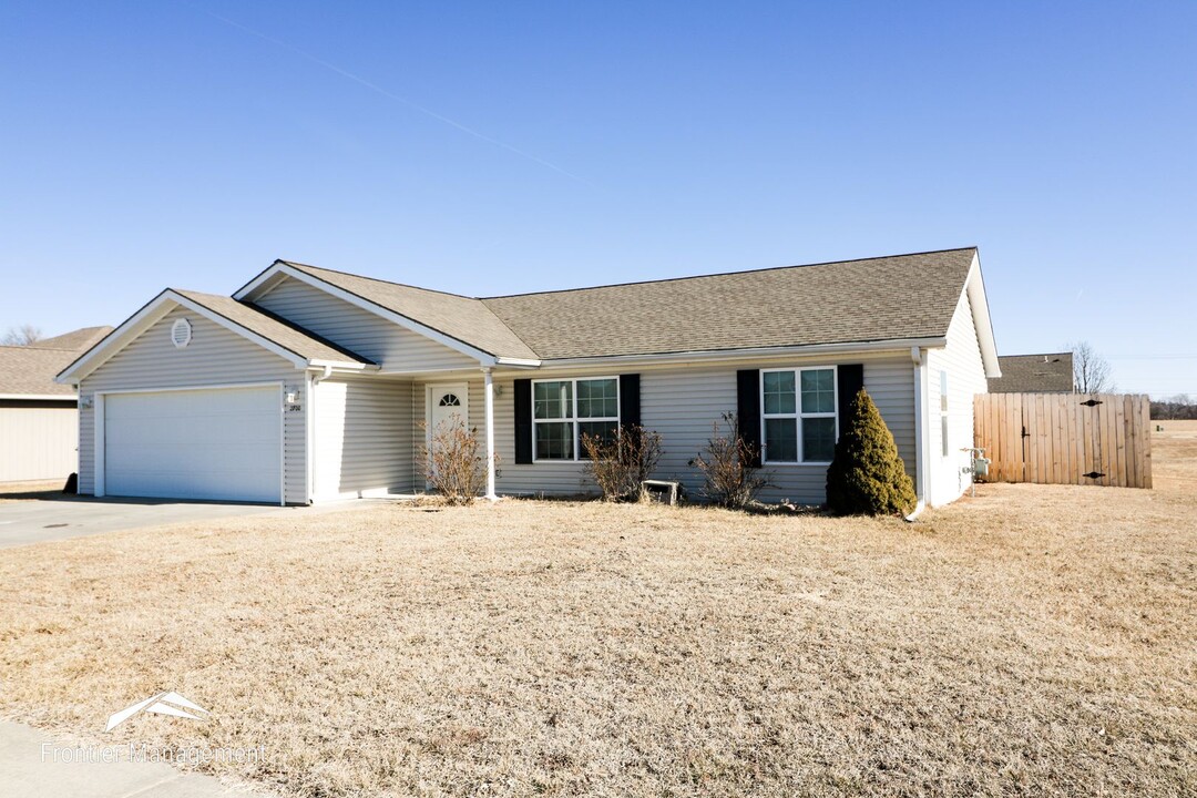 2700 Brookpointe Cir in Manhattan, KS - Foto de edificio