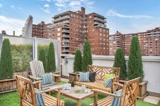 261 W 28th St in New York, NY - Building Photo - Building Photo
