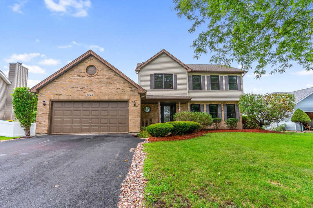 1715 Chestnut Hill Rd in Plainfield, IL - Building Photo
