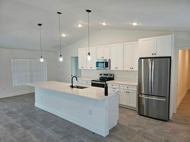 6 NE 20th St in Cape Coral, FL - Foto de edificio - Building Photo