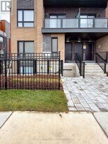 16 Lytham Grn Cir in Newmarket, ON - Building Photo
