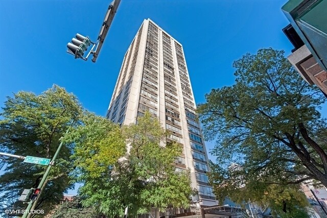 70 W Burton Pl in Chicago, IL - Building Photo