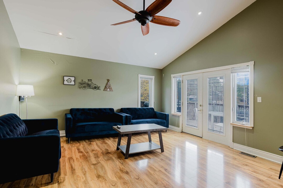 1383 Muskoka District Road 169 in Gravenhurst, ON - Building Photo