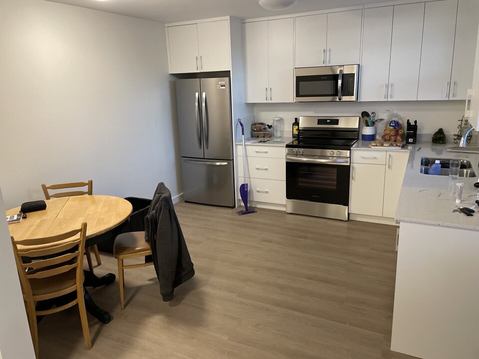 1801 Riverside Ln in Courtenay, BC - Building Photo
