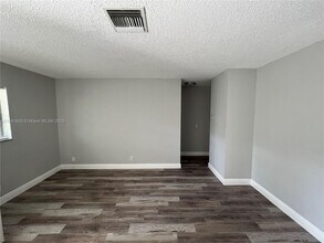 37 SE 15th St in Dania Beach, FL - Building Photo - Building Photo