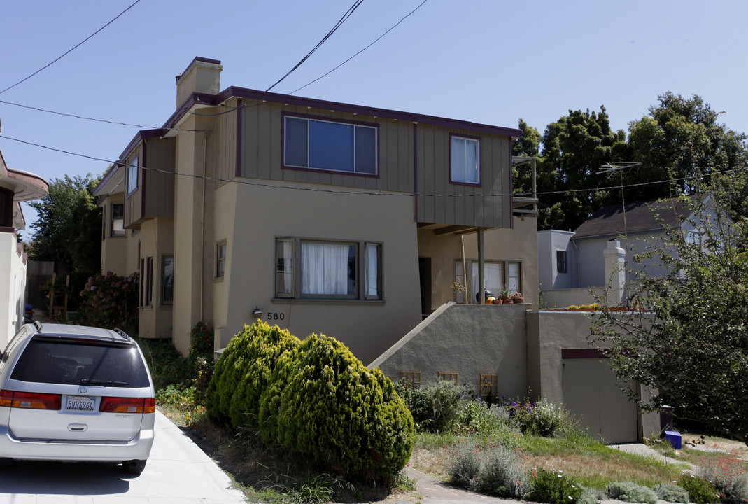 580 Capell St in Oakland, CA - Building Photo