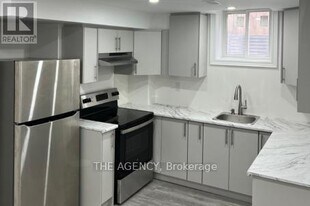 16 Wilsongary Cir in Ajax, ON - Building Photo