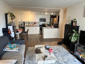 2626 Cook St in Victoria, BC - Building Photo - Building Photo