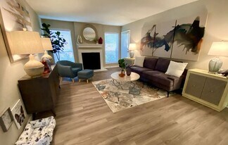 10901 Meadowglen Ln, Unit Unit #202A in Houston, TX - Building Photo