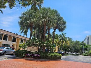 16446 NE 27th Pl in Aventura, FL - Building Photo - Building Photo