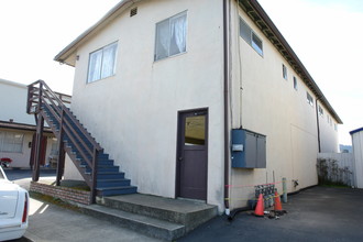 580-590 Charles Ave in Seaside, CA - Building Photo - Building Photo