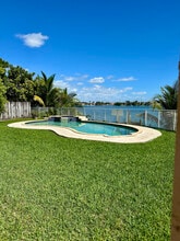 14141 SW 129th Ave in Miami, FL - Foto de edificio - Building Photo