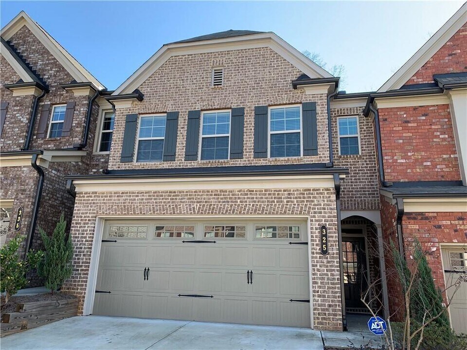 325 Holdings Dr in Lawrenceville, GA - Building Photo