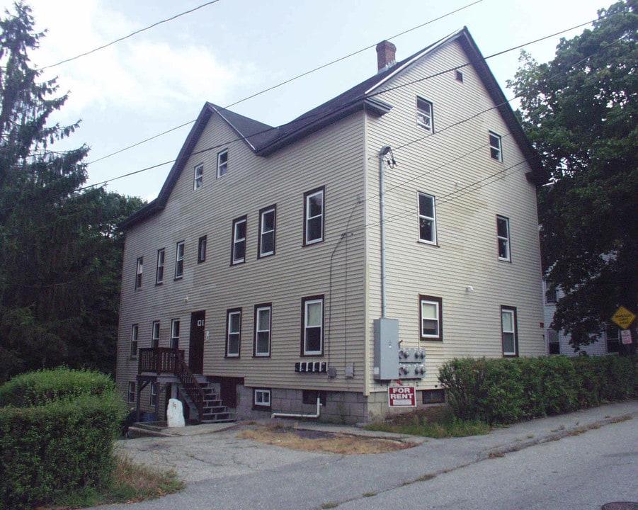 9 Goddard St in Webster, MA - Building Photo