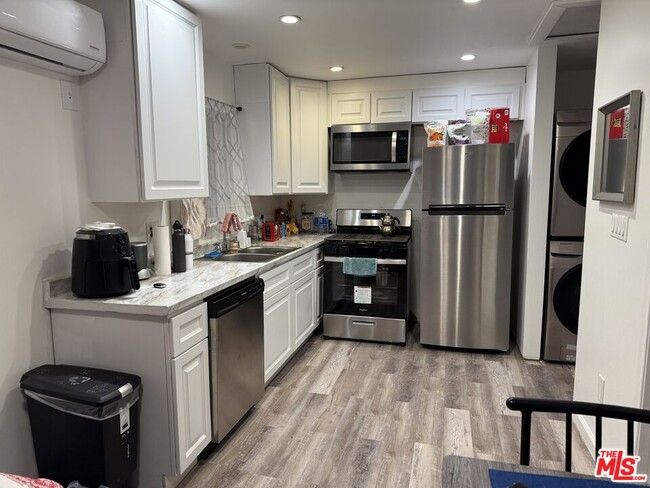 1501 Hartsook St in Los Angeles, CA - Building Photo - Building Photo